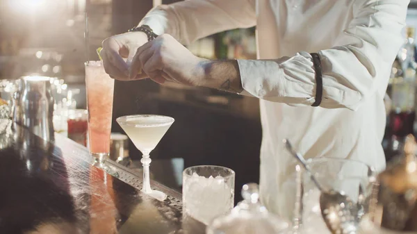 Barman v klobouku se připravuje koktejl v baru — Stock fotografie