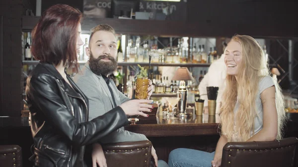 arkadaş 3 kişi şirket barda konuşuyor sayaç ve içki kokteylleri, kodes sınıfları ve gülmek