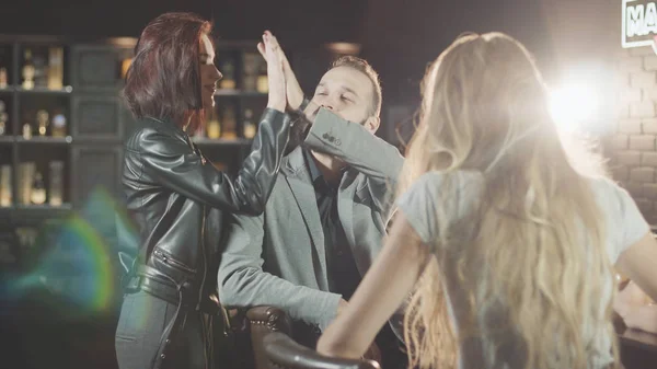 arkadaş 3 kişi şirket barda konuşuyor sayaç ve içki kokteylleri, kodes sınıfları ve gülmek