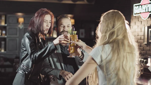 1 erkek 2 kadın şirketiz kodes gözlük çubuğunda, mutlu konuşmak ve gülmek