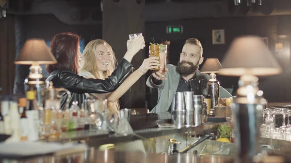 1 erkek 2 kadın şirketiz kodes gözlük çubuğunda, mutlu konuşmak ve gülmek