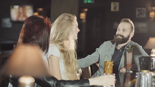 1 erkek 2 kadın şirketiz kodes gözlük çubuğunda, mutlu konuşmak ve gülmek