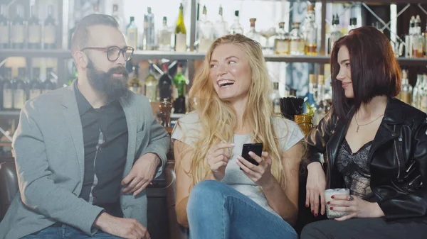 gülümseyen ve smartphone kameraya mutlu duygular yüzler ile arıyorum arkadaş 3 kişi şirket sayaç, bar arkasında selfie alıyor