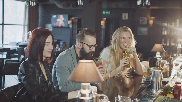 şirket barmen şapkalı arkasında içecekler gece parti bardaki hazırlanıyor iken 20'li yaşlarda dring kokteyller arkadaşız