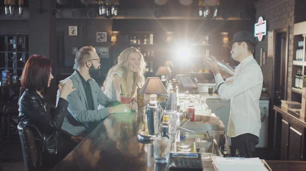 şirket barmen şapkalı arkasında içecekler gece parti bardaki hazırlanıyor iken 20'li yaşlarda dring kokteyller arkadaşız