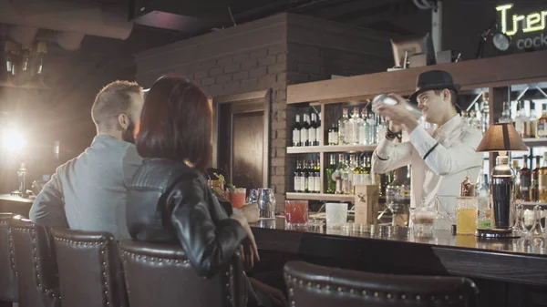 20'li yaşlarda barmen hazırlanıyor kokteyl shaker Konuklar arkasında ile