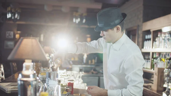 Barmen şapkalı kokteyl bar hazırlanıyor
