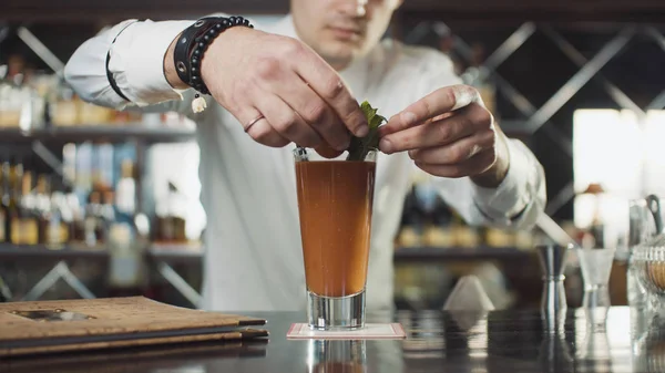 Barman v klobouku se připravuje koktejl v baru — Stock fotografie