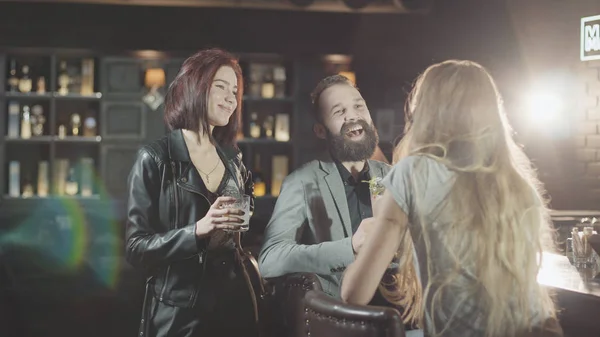 Empresa de 1 homem 2 mulheres são vidros clink no bar, falando feliz e rir Fotografia De Stock