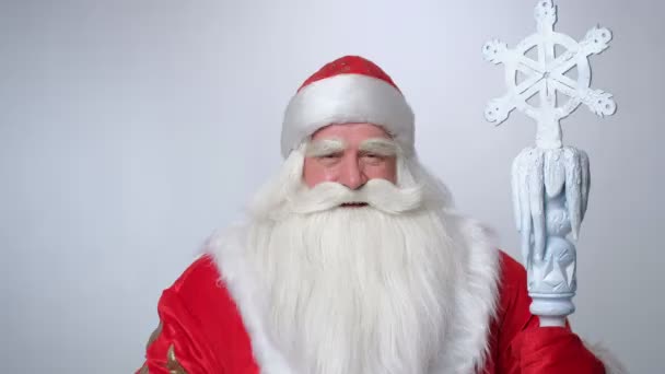 Російська Санта піднімає пальці вгору. — стокове відео