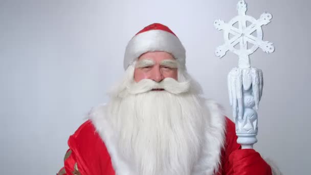 Szczęśliwy Święty Mikołaj pokazuje grzmoty — Wideo stockowe