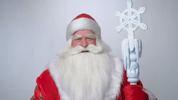 Russische kerstman lacht en toont duimen omhoog — Stockvideo