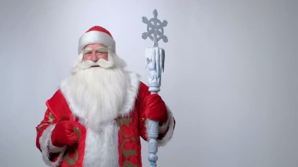 Glimlachende Rusiaanse Kerstman lacht en toont duimen omhoog — Stockvideo