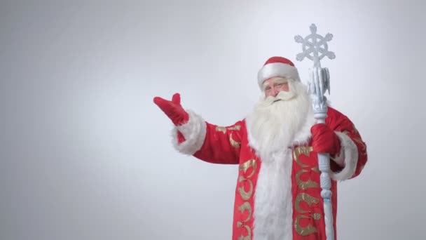 Russischer Weihnachtsmann zeigt auf Kopierraum — Stockvideo