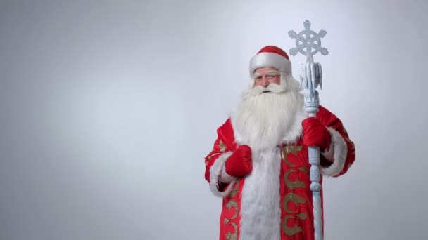 De glimlachende kerstman lacht en toont copyspace — Stockvideo