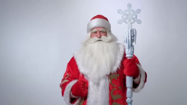 Gülümseyen Noel Baba gösteriş yapıyor ve telif alanını işaret ediyor — Stok video