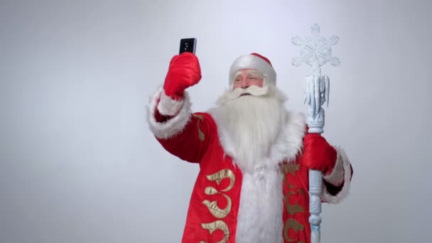 Gülümseyen Noel Baba selfie çekip gülüyor. — Stok video