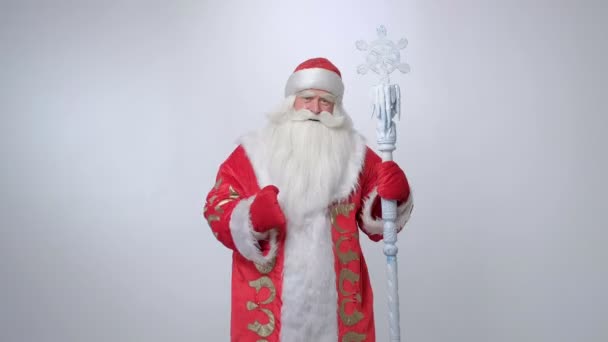 Happy russian santa is dancing and smiling — Stockvideo