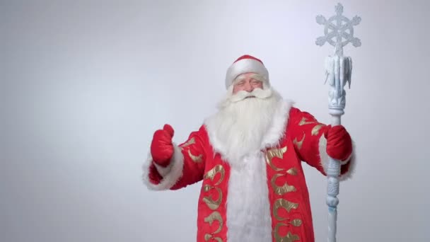 Танцующий Санта указывает на копирайт и улыбается. — стоковое видео