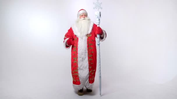 Smiling russian santa is dancing and weaving hand — Stock Video