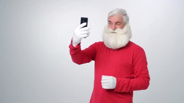 Papai Noel faz uma selfie no fundo branco — Vídeo de Stock