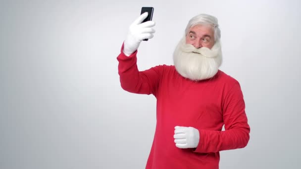 Papai Noel faz uma selfie no fundo branco — Vídeo de Stock