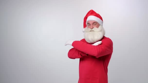 Retrato de un hombre guapo vestido como Papá Noel sobre un fondo blanco — Vídeos de Stock