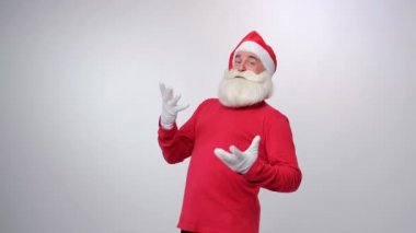 Komik Noel Baba beyaz arka planda komik dans hareketleri yapıyor