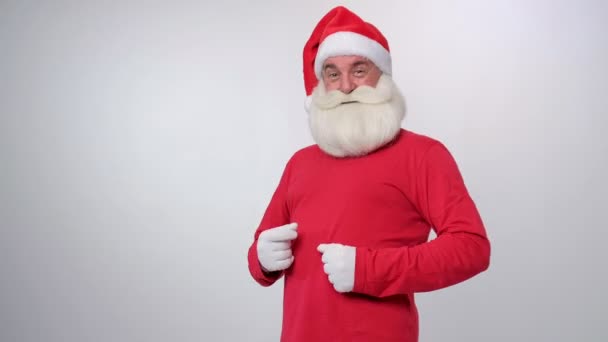 Engraçado Papai Noel fazendo engraçado dança movimentos de dança em um fundo branco — Vídeo de Stock