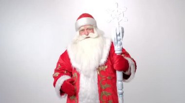 Gülümseyen Rus Noel Baba el örüyor.