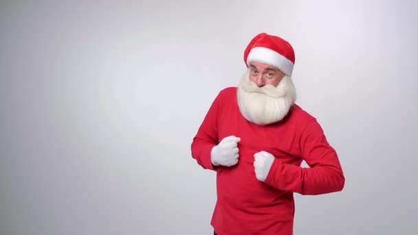 Смешной Санта Клаус танцует на белом фоне — стоковое видео