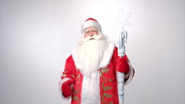 Szczęśliwy Święty Mikołaj celuje w przestrzeń i tka dłoń. — Wideo stockowe