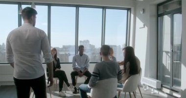 Genç ofis çalışanları ve mühendislerinden oluşan çok ırklı bir ekip.