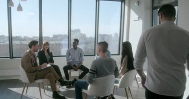 Başarılı iş adamlarından oluşan ekip yeni bir çalışana hoş geldin diyor.