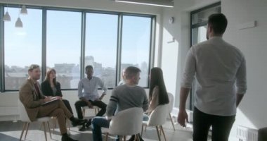 Resmi kıyafetli genç adam kişisel gelişim eğitimine geldi.