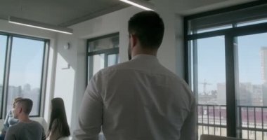 Genç adam, anonim alkolikler kulübünün karışık ırkçı üyelerini karşılıyor.