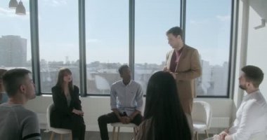 Büyük bir bilişim şirketinin etkili lideri karışık ırk genç takımına