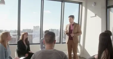 Kendinden emin beyaz erkek psikolog.