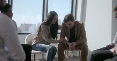 Sempatik Asyalı kız üzgün beyaz adamı bağışladı.