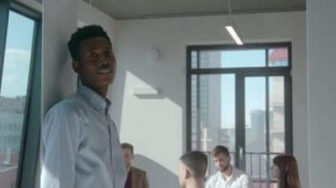 Büyük bir inşaat şirketinde Afro-Amerikan çalışan.
