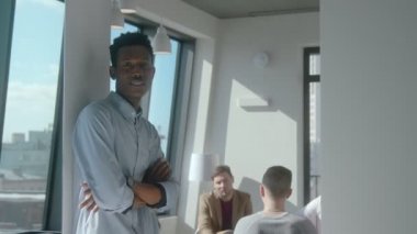 Pozitif ve neşeli Afrikalı Amerikalı genç başarılı programcı
