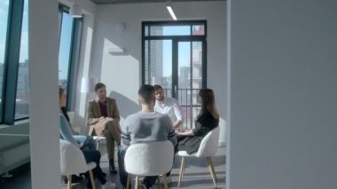 Düşünceli genç Kafkasyalı esmer kadın bağımlılık hikayesini anlatıyor.