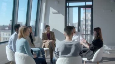 Kafkas kadın esmer HR yöneticisi yeni çalışanlara