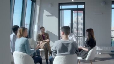 Genç Kafkasyalı pozitif kadın bağımlılık hikayesini anlatıyor.