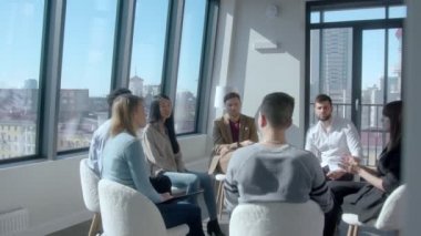 Çok ırklı programcılar ve bilişim uzmanlarından oluşan bir ekip