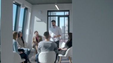 Genç beyaz adam karışık bir ırk takımına