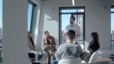 Yakışıklı sakallı erkek koç genç melezlere