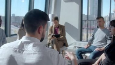 Arkadan bakıldığında genç beyaz bir adam eserinin hikayesini anlatıyor.