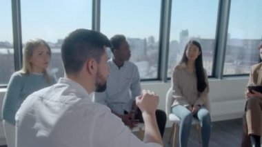 Arkadan bakıldığında genç beyaz bir adam iş deneyiminin hikayesini anlatıyor.