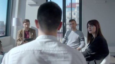 Kimliği belirsiz genç adamın arka görünüşü bağımlılığının hikayesini anlatıyor.